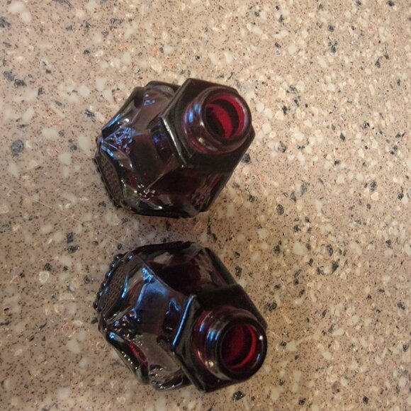 Avon's 1876 Cape Cod ruby red glass salt & pepper shakers - Picture 5 of 8